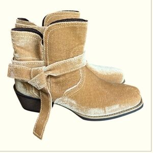 Justin Boots Gypsy Elana Tan Velvet Western Booties Wide Square Toe Size 7.5 NEW